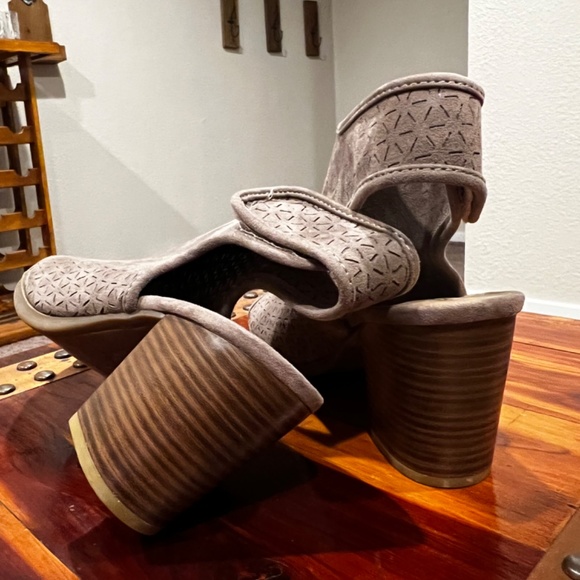 Open Booties - Picture 2 of 5